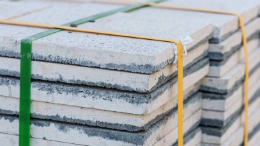 Yığınla gri kaldırım levhası olan paletler deponun yol tamiri bölümündeki kaldırım levhalarının seçici odak noktası ya da metin için tamamlanmış fayans satış alanı. Yüksek kalite fotoğraf