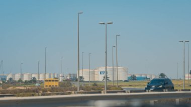 Endüstriyel bölgelerdeki hava manzaralı petrol depolama tankı. İhracat için ham petrol depolama tesisi. Asya 'daki palmiye yağı fabrikaları. Endüstriyel fabrikada. Bölge tank deposu endüstriyel. Palm Plantasyonu. Yüksek kalite fotoğraf