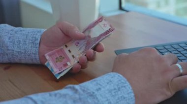 Katarlı bir adamın el sayımına yakın çekim. Yüksek kalite 4k görüntü