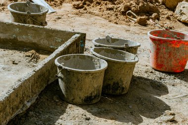 Kovalar dolusu çimento, inşaat malzemeleri. Yüksek kalite fotoğraf