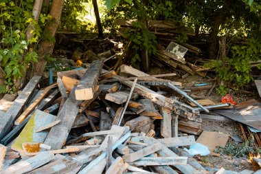 İnşaat atığı yerde yatıyor. Yüksek kalite fotoğraf