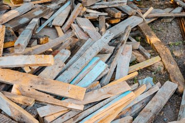 İnşaat atığı yerde yatıyor. Yüksek kalite fotoğraf