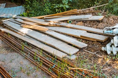 İnşaat atığı yerde yatıyor. Yüksek kalite fotoğraf