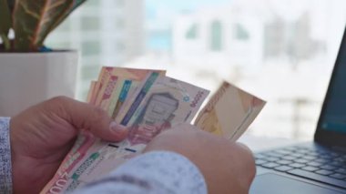 Özbekistan Ulusal Para Birimi Som 'da Özbek toplam banknotlarını sayan bir adamın yakın çekimi. Yüksek kalite 4k görüntü