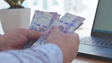 Kazakistan para birimi gerilimi, kzt para birimi, el sayımı yapan bir adama yaklaş. Yüksek kalite 4k görüntü