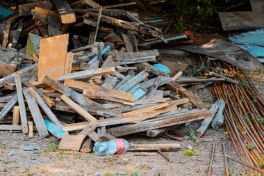 İnşaat atığı yerde yatıyor. Yüksek kalite fotoğraf