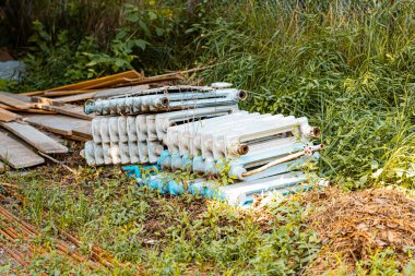 Eski dökme demir bataryalar yerde yatıyor. Yüksek kalite fotoğraf