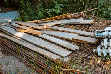 İnşaat atığı yerde yatıyor. Yüksek kalite fotoğraf