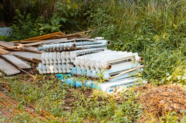 Eski dökme demir bataryalar yerde yatıyor. Yüksek kalite fotoğraf