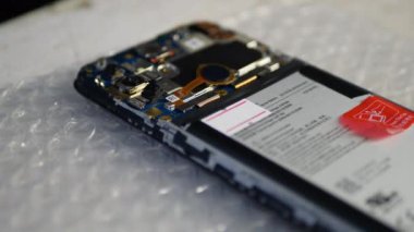 Mühendis telefonlardaki parmak izi sensörünü kaldırıyor.