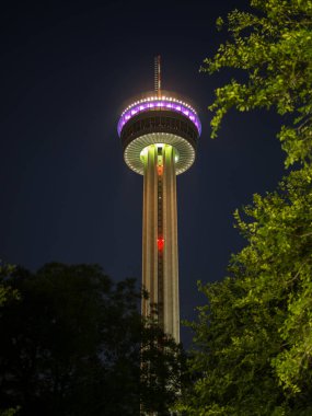 Bu muhteşem fotoğraf, San Antonio, Teksas 'taki Amerika Kulesi' ni en canlı ve büyüleyici haliyle sergiliyor. Gece gökyüzüne karşı aydınlanan kulenin renkli ışıkları dans ediyor ve parıldıyor. Modern dünyanın nefes kesici bir görüntüsünü yaratıyor.