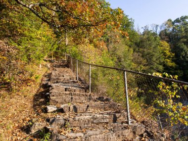 Virginia, ABD 'deki Doğal Tünel Parkı, sonbaharda parlak kırmızı, turuncu ve sarı renkte ağaçlarla çevrili Aşıklar Sıçrayışı' na çıkan kayalık bir merdivene ev sahipliği yapar. Bu manzara ziyaretçilere nefes kesici manzaralar sunuyor. 