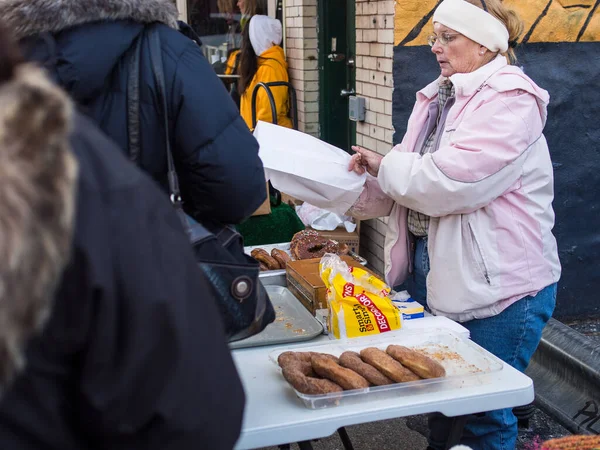 Pittsburgh 'da kışın Strip District' te sokak yemekleri satılıyor.,