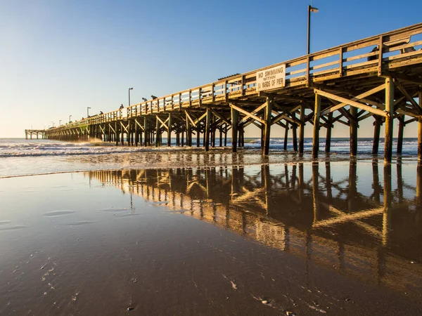 Długie Drewniane Molo Wybrzeżu Atlantyku Zachodzącym Słońcem Reflecti — Zdjęcie stockowe