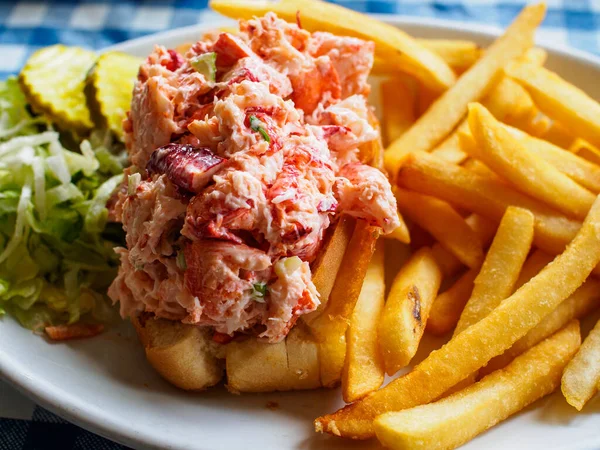 Tipik New England ıstakoz salatası, tuzlu patates kızartmasıyla servis edildiğinde karşı konulmazdır..