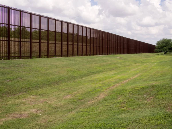 Standing Tall Imposing Rusty Steel Fence Usa Mexico Border Laredo — Stock Photo, Image