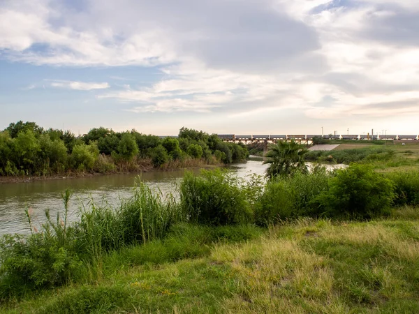 Birleşik Devletler ve Meksika 'yı birbirine bağlayan çarpıcı Rio Grande Nehri üzerinde asılı Teksas Meksika Uluslararası Demiryolu Köprüsü' nün nefes kesici manzarasını tecrübe edin. Bu sembolik simge ticaret için hayati bir atardamar görevi görüyor, kargo taşımak.