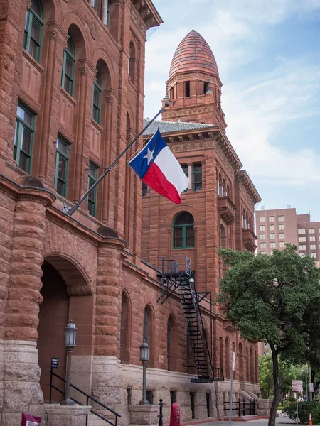 Bexar Adliyesi 'nin zengin tarihi ve çarpıcı mimarisini keşfedin. Gerçek bir Teksas simgesi San Antonio şehir merkezinin merkezinde durur. 1800 'lerin sonlarında inşa edilen bu büyük mahkeme binası görkemli bir neoklasik tasarıma sahip., 