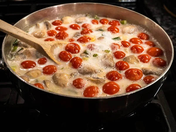 Pfanne Mit Kochender Kokosmilchsuppe Mit Pilzen Und Tomaten Mit Holzlöffel — Stockfoto