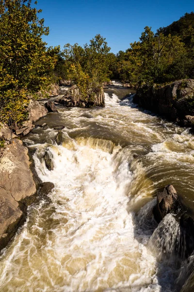 バージニア州とメリーランド州の境界に位置するグレートフォールズのポトマック川の純粋な力と美しさに魅了されてください この劇的な自然の驚異は その崩壊した滝と頑丈な岩の形成と 見るべき光景であり — ストック写真