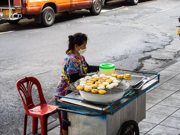 Μια Γυναίκα Μαγειρεύει Αλμυρές Μπάλες Ρυζιού Στους Δρόμους Της Μπανγκόκ — Φωτογραφία Αρχείου