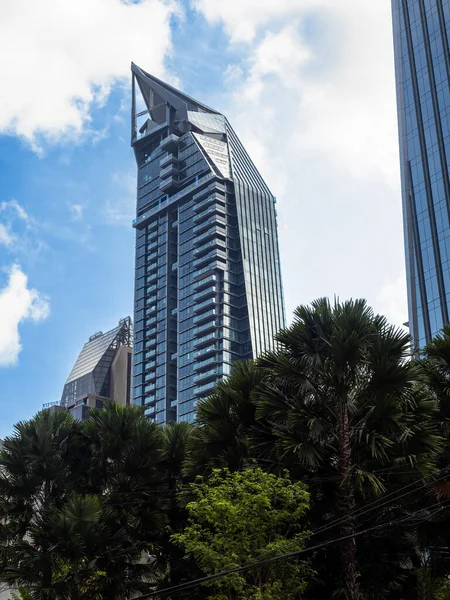 Μέσα Στην Πολύβουη Πόλη Της Μπανγκόκ Ένας Σύγχρονος Ουρανοξύστης Υψώνεται — Φωτογραφία Αρχείου