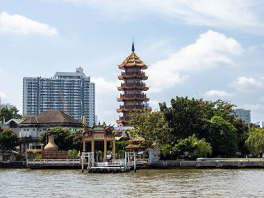 Çin kültürünün ve ruhaniliğinin bir feneri olan Chee Chin Khor Tapınağı, Bangkok 'taki Chao Phraya Nehri' nin kıyısından görkemli bir şekilde yükselir. Süslü cephesi ve renkli çatıları Çin göçmenlerinin Th 'deki ebedi mirasının kanıtıdır.