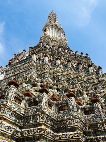 stock image Experience the breathtaking beauty of Thailand's Wat Arun Temple, where the stunning main spire adorned with intricate colors rises towards the bright blue sky. A sight that will leave you in awe and wonder, capturing the essence of Bangkok's rich cu