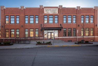 Pennsylvania Demiryolu Fruit Auction & Sales Building Pittsburgh, Pennsylvania 'daki Strip District mahallesinde. Bina 1926 yılında inşa edildi ve uzun yıllar toptan üretim pazarı olarak kullanıldı. En büyük üretim maratonlarından biriydi.