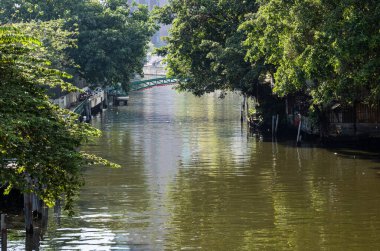 Khlong, Tayland 'da insan yapımı ve genellikle bir nehir veya denize bağlı bir kanal veya su yoluna atıfta bulunmak için kullanılan bir terimdir. Tayland 'daki kanalların çoğu geçmişte ulaşım için inşa edilmiş eski su yönetim sistemlerinin kalıntıları.