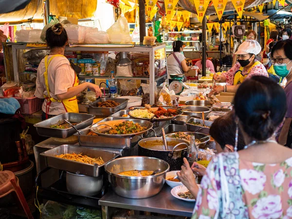 Mercato Alimentare Tradizionale Con Molti Piatti Persone Che Indossano Maschere — Foto Stock
