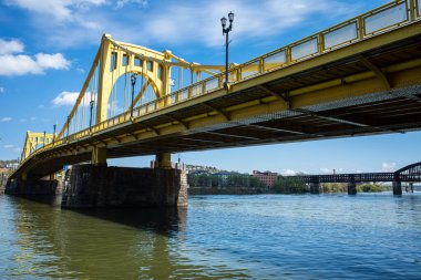 Rachel Carson köprüsünün arka planında demiryolu köprüsü var. Pittsburgh, Pennsylvania 'daki Allegheny Nehri' ni geçiyor..