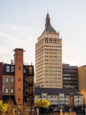 New York 'un kuzeyindeki Rochester' daki Kodak Kulesi 'nde altın gün batımında