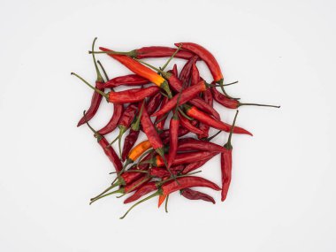 Kırmızı ve turuncu renklerle kırmızı arkaplanda kırmızı meyvelerin üst görüntüsü.