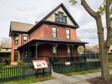 Amerikalı kadın hakları aktivisti Susan B. Anthony 'nin evinin yanındaki Ziyaretçi Merkezi ve Müze Dükkanı' nın New York 'un kuzeyindeki Rochester' da Madison Caddesi 'nde önemli bir paravanı var..