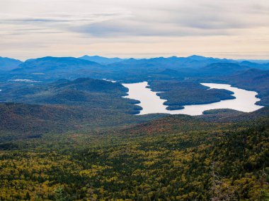 Göz kamaştırıcı sonbahar renkleri ve gökyüzü Adirondack Dağları 'nı, New York' taki Lake Placid ve West Lake 'in perde arkasını süslüyor..