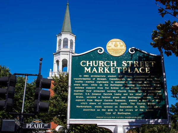 Burlington, Vermont, ABD 'nin göbeğinde Church Street Marketplace' deki betimleyici tabela, yukarıdaki geniş mavi gökyüzü tarafından vurgulanarak kilisenin önünde duruyor..