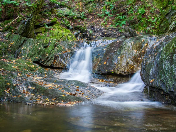 Derrames Água Lisos Sedosos Sobre Penhasco Nas Montanhas Adirondack Norte — Fotografia de Stock
