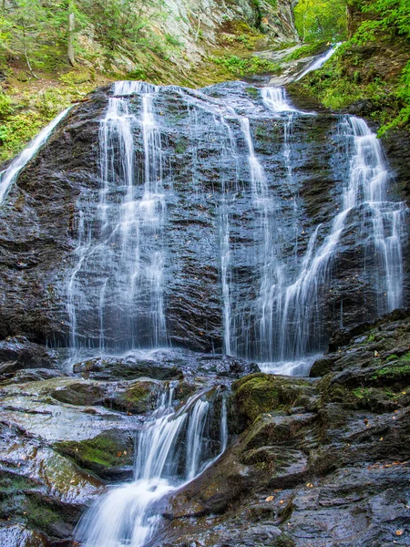 Gładka Jedwabista Woda Spływa Klifu Górach Adirondack Stan Nowy Jork — Zdjęcie stockowe