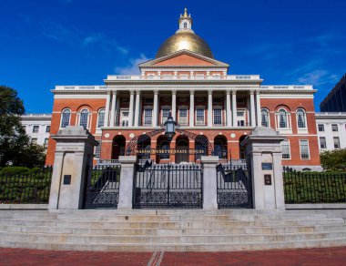 Capitol Binası 'nın altın kubbesi ya da kubbesi, kırmızı tuğla duvarlarıyla, Boston' un kalbinde mavi gökyüzüne karşı duruyor..