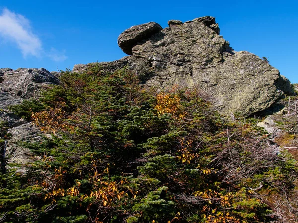 Surrounded Autumn Foliage Rocky Cliff Mount Mansfield Vermont Usa Rises — Stock Photo, Image