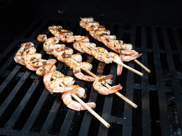 Glistening Sizzling Barbecue Grill Succulent Shrimp Skewers Tantalize Appetizing Aroma — Stock Photo, Image