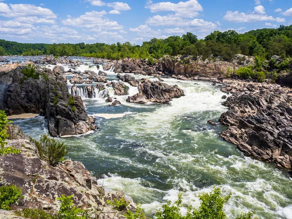 雄伟的大瀑布在令人叹为观止的自然美景中咆哮着 并在瀑布中飘扬 它座落在美国弗吉尼亚 以其令人敬畏的宏伟壮丽而迷人 — 图库照片