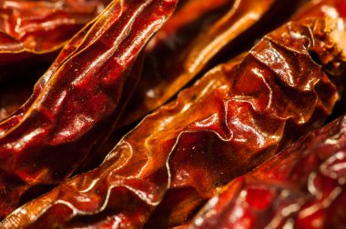 Yakından çekilen bir fotoğraf, kırmızı kırmızı biber (biber) meyvesini yakalıyor..