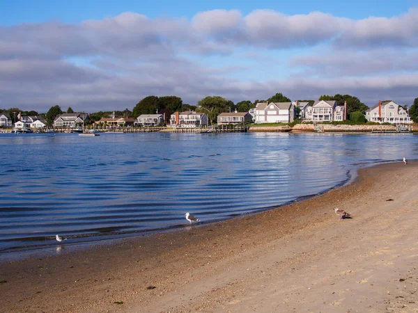 ニューイングランドの魅力的なケープコッドビーチは 海岸線を照らす趣のある家に囲まれています — ストック写真
