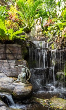 Tayland, Bangkok 'taki Wat Saket' in Altın Dağı 'nda palmiye ağaçlarının arasında bir şelale şelalesi var..