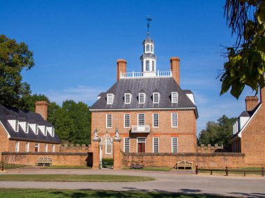 Tarihi Williamsburg, Virginia 'da, Valilik Sarayı' nın ön bahçesi ve açık mavi gökyüzü muhteşem bir manzara olarak duruyor..