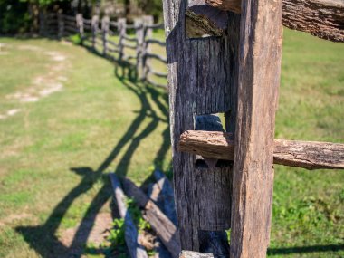 Williamsburg, Virginia 'da eski, geleneksel yıpranmış ahşap çitin karmaşık özellikleri.