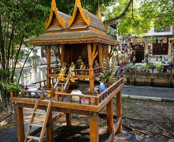 Petit Temple Bois Joliment Décoré Orné Fleurs Vibrantes Cœur Bangkok — Photo