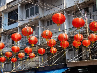Çin Mahallesi, Bangkok, Tayland 'da evlerin arasında sıra sıra Çin fenerleri asılı..